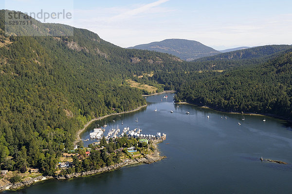 Luftaufnahme  Genoa Bay und Jachthafen Genoa Bay Marina  Vancouver Island  British Columbia  Kanada