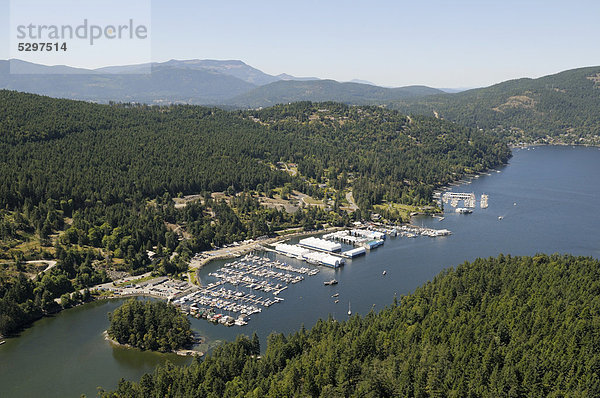 Luftaufnahme  Ort Maple Bay und Jachthafen Maple Bay Marina  Vancouver Island  British Columbia  Kanada