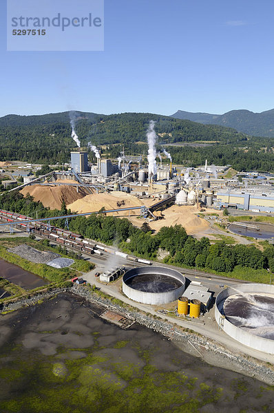 Luftaufnahme der Catalyst Paper Mill Papierfabrik  Crofton  Vancouver Island  British Columbia  Kanada