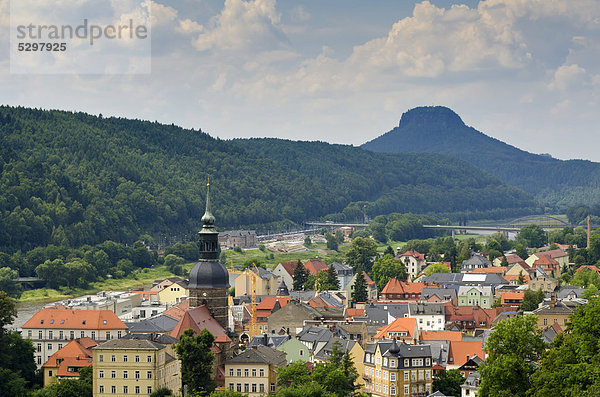 Blick auf Bad Schandau an der Elbe  Lilienstein  Elbsandsteingebirge  Sachsen  Deutschland  Europa