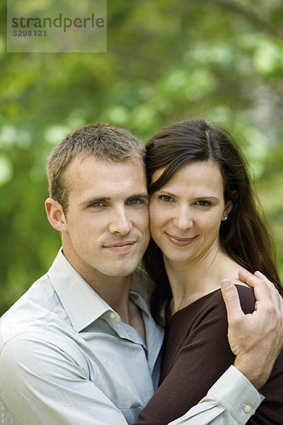 Paar im Freien umarmend  Portrait