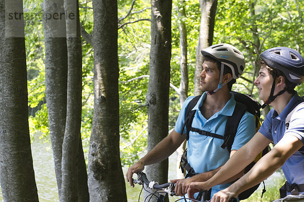 Freunde  die mit dem Fahrrad in den Wäldern unterwegs sind  um die Aussicht zu genießen.