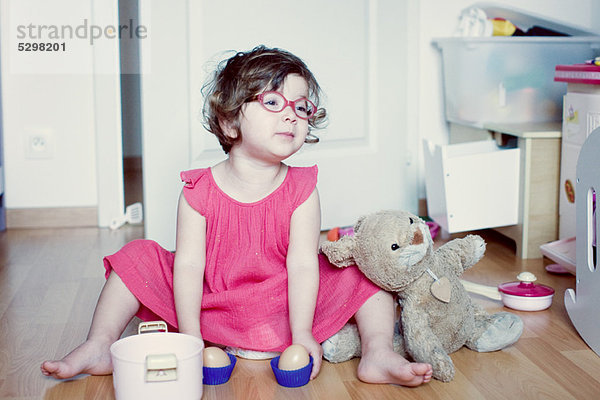 Kleines Mädchen spielt mit Spielzeug