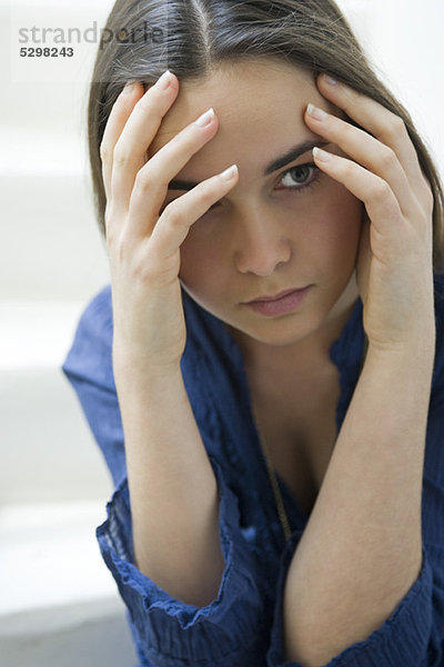 Junge Frau mit Kopf  Portrait