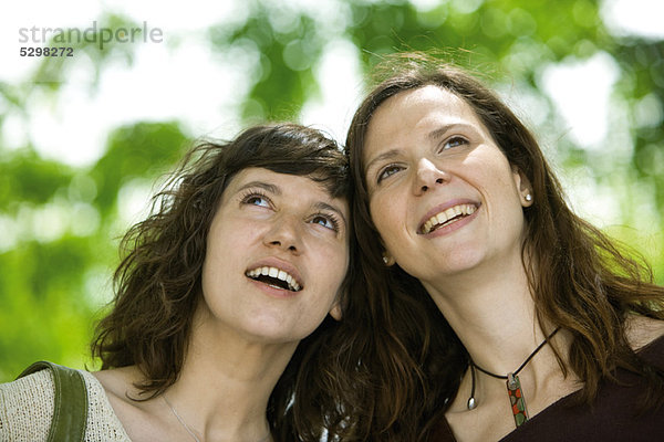 Weibliche Freunde zusammen im Freien  Portrait