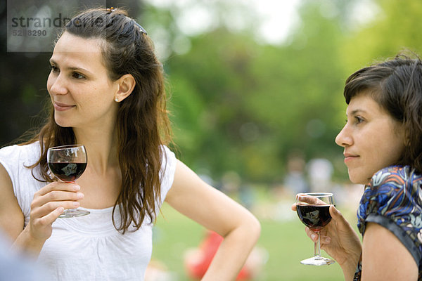 Frauen genießen Rotwein im Freien