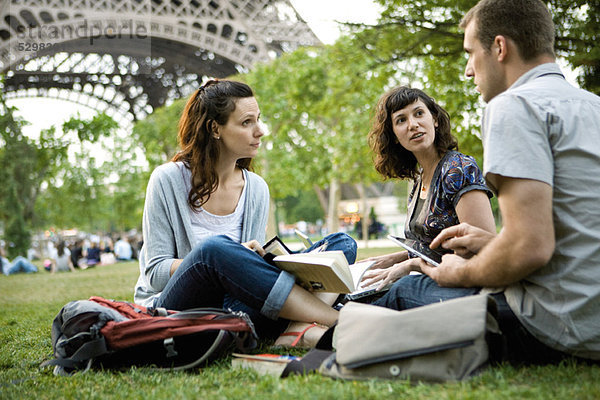 Touristen in der Nähe des Eiffelturms  Paris  Frankreich