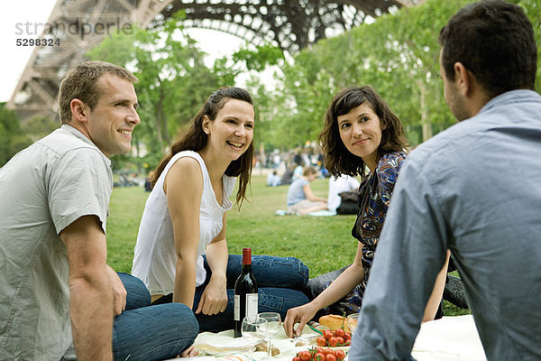 Freunde beim Picknick am Fuße des Eiffelturms  Paris  Frankreich