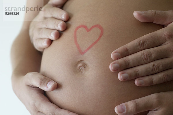 Paarhände auf dem schwangeren Bauch der Frau