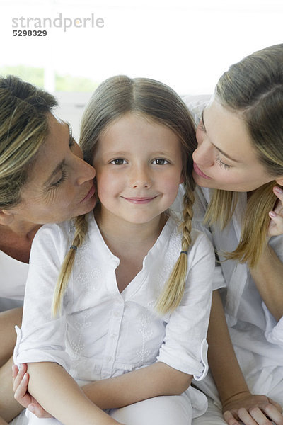 Mädchen mit Mutter und Großmutter  Portrait