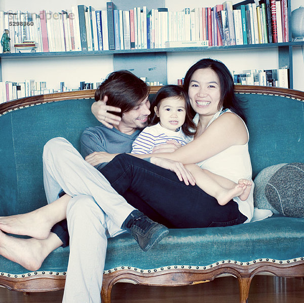 Familie entspannt auf der Couch  Portrait