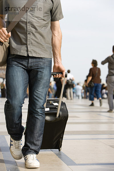 Männlicher Reisender mit Gepäck  beschnitten