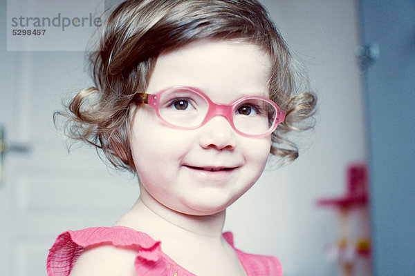 Kleines Mädchen mit Brille lächelnd  Portrait