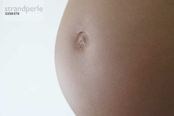 Nahaufnahme des schwangeren Bauches der Frau