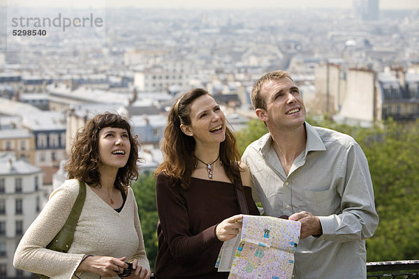 Touristen stehend mit Karte  nach oben schauend  Paris  Frankreich