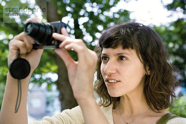 Frau fotografiert mit Digitalkamera