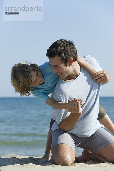 Vater und Sohn beim gemeinsamen Spaß am Strand