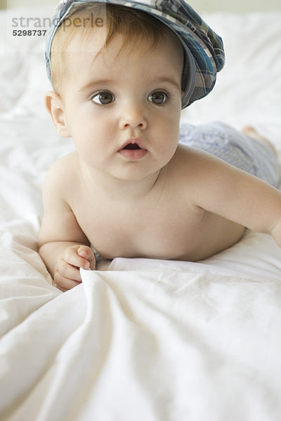 Baby auf Decke liegend  Portrait