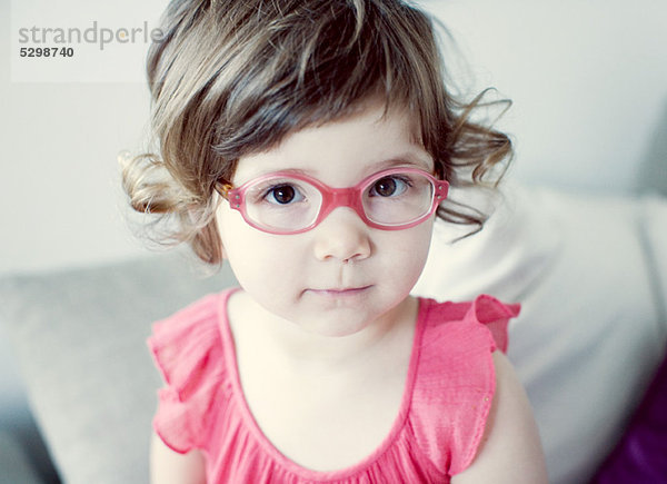 Kleines Mädchen mit Brille  Portrait