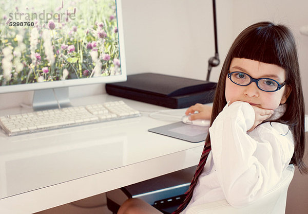 Mädchen sitzend vor dem Desktop-Computer