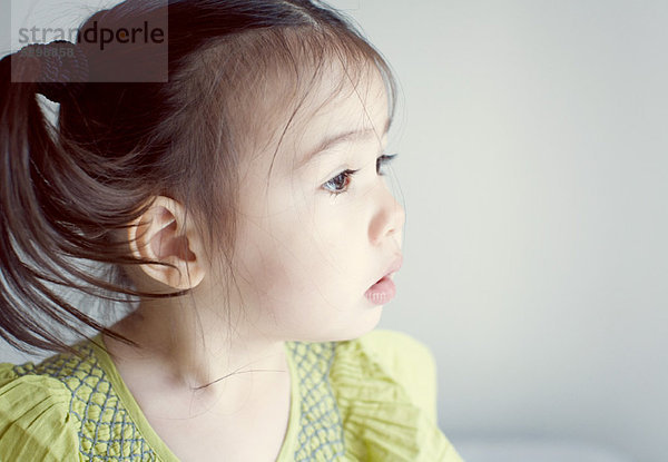 Kleines Mädchen mit Zöpfen  Seitenansicht  Portrait