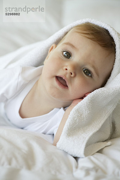 Baby mit Decke auf dem Kopf  Portrait