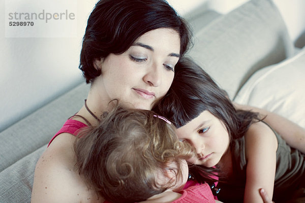 Mutter und Töchter umarmend