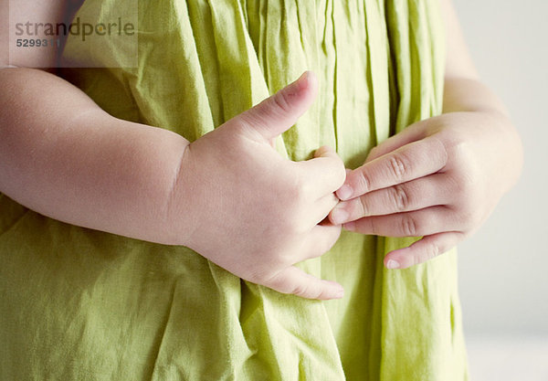 Kind legt Hände auf den Bauch