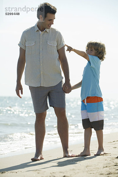 Vater und Sohn verbringen Zeit zusammen am Strand.