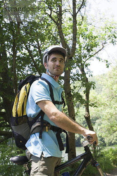 Mann Radfahren im Wald