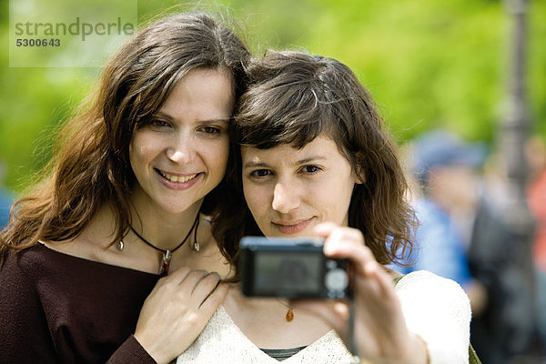 Frau fotografiert sich mit Freundin