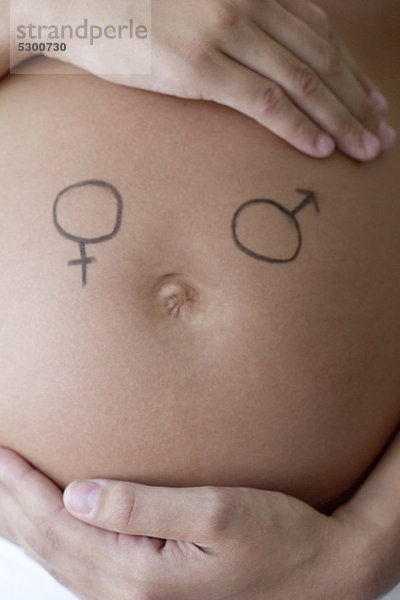 Männliche und weibliche Symbole  die auf den Bauch der Frau gezeichnet sind.