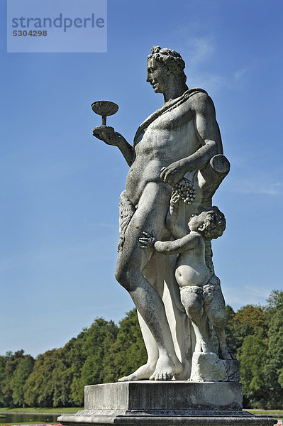 Dionysos mit Wein und Trinkgefäß  Statue im Nymphenburger Park  München  Bayern  Deutschland  Europa