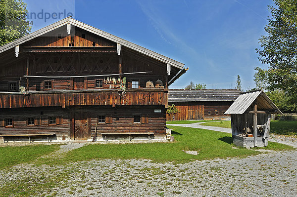 Der Bartl-Hof mit Ziehbrunnen  Bauernhausmuseum Amerang  83123 Amerang  Bayern  Deutschland  Europa