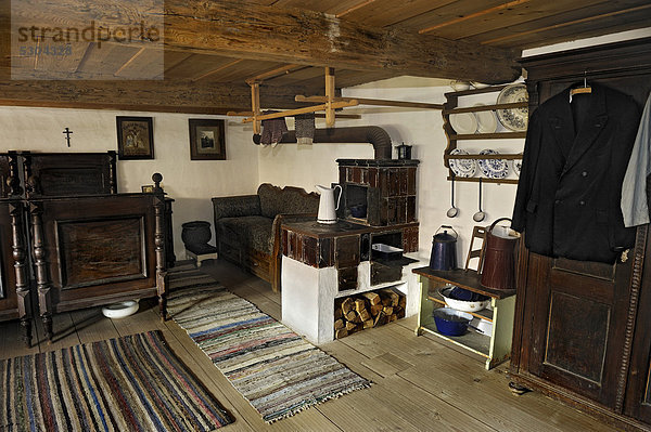 Schlafzimmer mit Kachelofen im Bernöder Hof  Bauernhausmuseum Amerang  83123 Amerang  Bayern  Deutschland  Europa