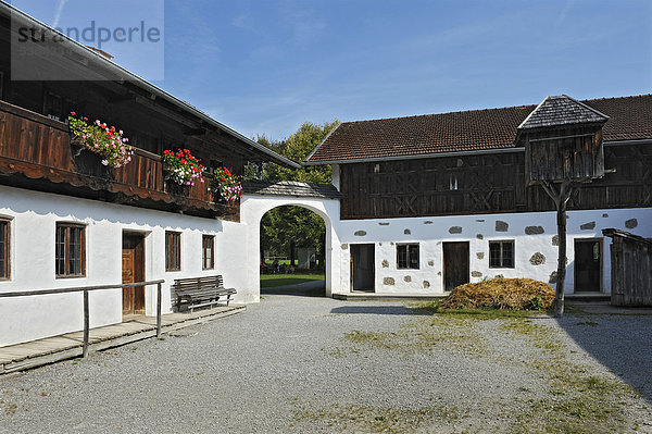 Innenhof  Bernöder Hof mit Taubenschlag und Misthaufen  Bauernhausmuseum Amerang  83123 Amerang  Bayern  Deutschland  Europa