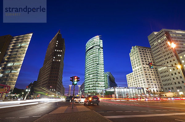 Potsdamer Platz bei Nacht  Mitte  Berlin  Deutschland  Europa