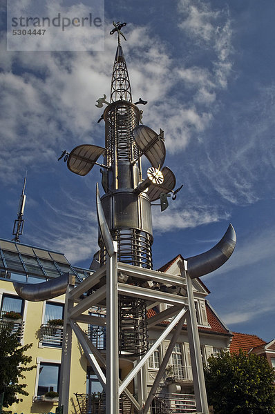 Turm aus recyceltem Edelstahl  25 Meter hoch  vom Aachener Künstler Albert Sous  Am Marktplatz  Aurich  Ostfriesland  Niedersachsen  Deutschland  Europa