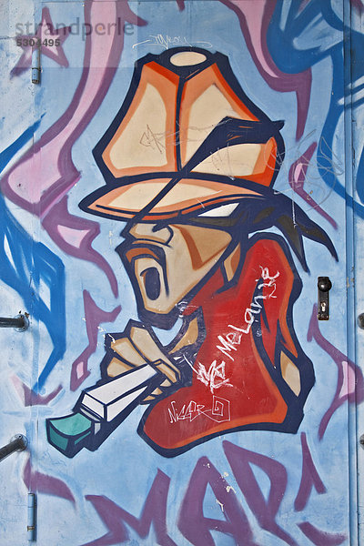 Graffito an einer Tür  Mann mit Mütze und Joint  Marihuana  Rauschgift