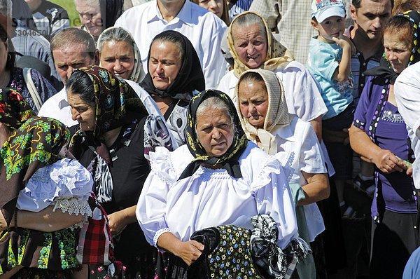 Besucher  Gläubige  traditionelle Kleidung  Feiertag  Klosteranlage  Barsana  Maramures  Rumänien  Osteuropa  Europa