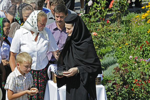 Nonne  Besucher  Gläubige  traditionelle Kleidung  Feiertag  Klosteranlage  Barsana  Maramures  Rumänien  Osteuropa