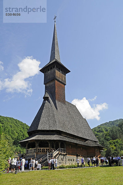 Holzkirche  Besucher  Gläubige  Feiertag  Klosteranlage  Barsana  Maramures  Rumänien  Osteuropa  Europa