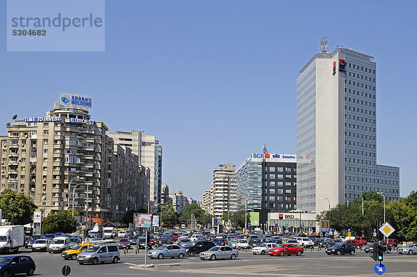 Straßenszene  Verkehr  Piata Victoriei  Platz  Bukarest  Rumänien  Osteuropa  ÖffentlicherGrund