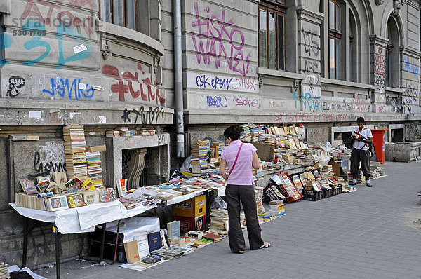 Buchverkäufer  Buchhändler  Straßenverkauf  Universität  Bukarest  Rumänien  Osteuropa  ÖffentlicherGrund