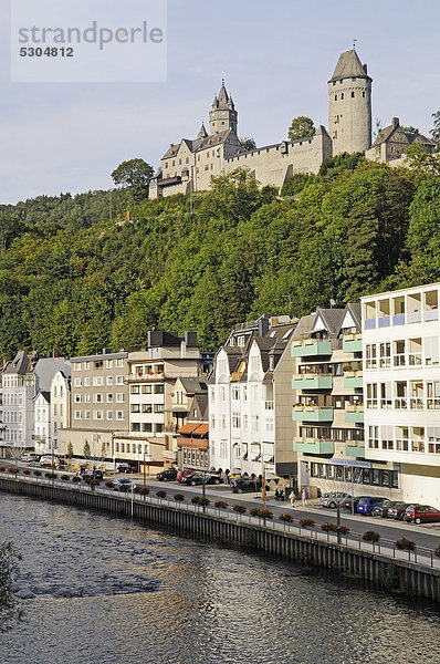 Fluss Lenne  Burg Altena  Museum  Altena  Lennetal  Märkischer Kreis  Sauerland  Nordrhein-Westfalen  Deutschland  Europa  ÖffentlicherGrund