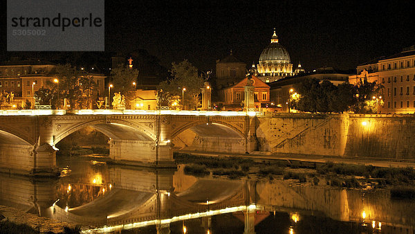 Brücke Ponte Vittorio Emmanuel II über den Fluss Tiber bei Nacht  Vatikan  Rom  Italien  Europa