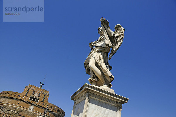 Engelsstatue von Gian Lorenzo Bernini auf der Engelsbrücke  Ponte Sant Angelo  Tiber  Rom  Italien  Europa