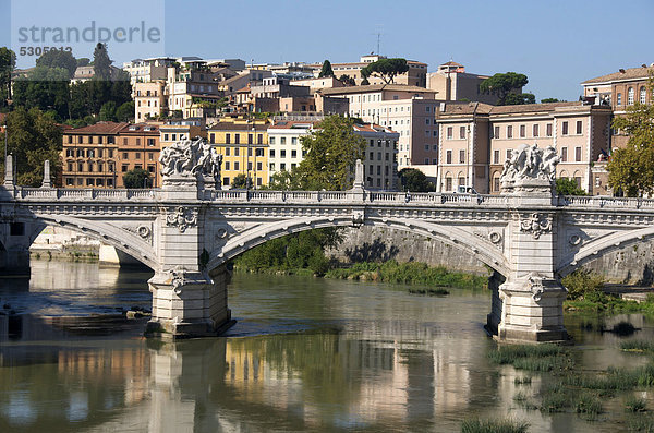Brücke Ponte Vittorio Emmanuel II über den Tiber  Rom  Italien  Europa