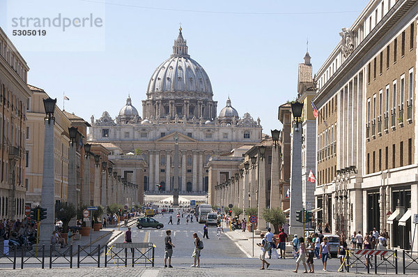 Petersdom von der Via della Conciliazione Straße aus gesehen  Rom  Region Lazio  Italien  Europa