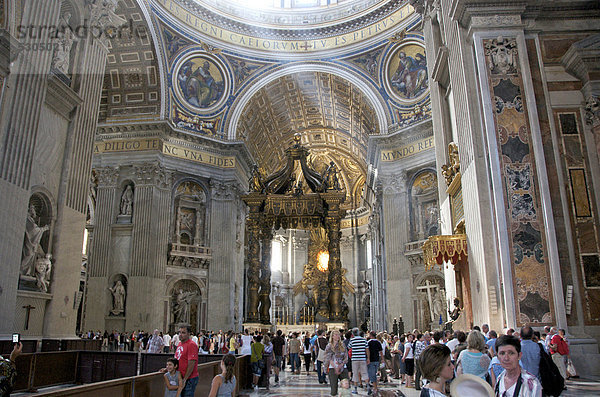 Innenansicht  Petersdom  Vatikanstadt  Rom  Region Lazio  Italien  Europa